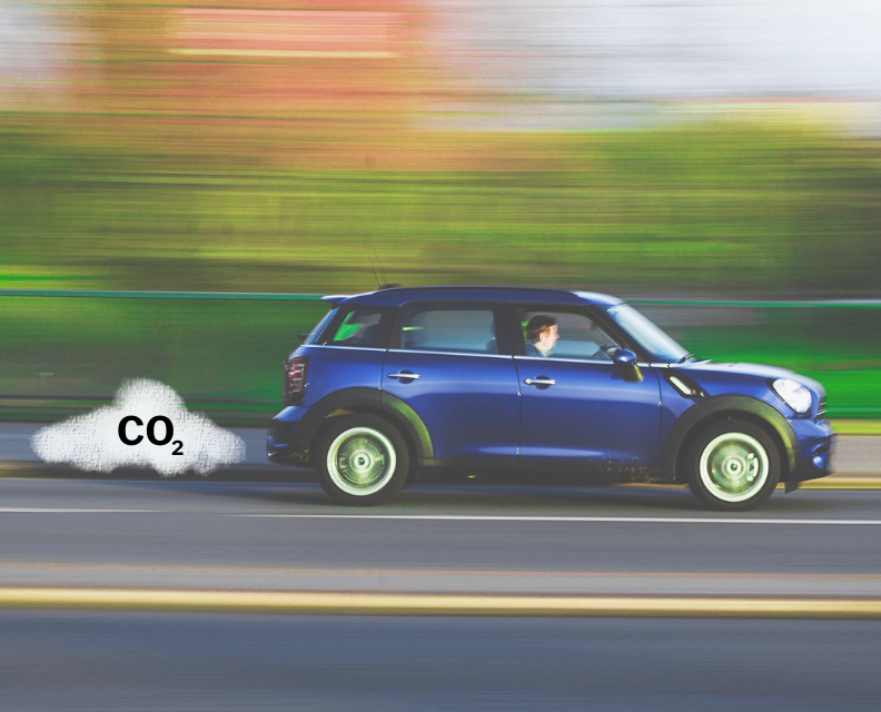 CO2-registratie: auto met uitlaatgas.